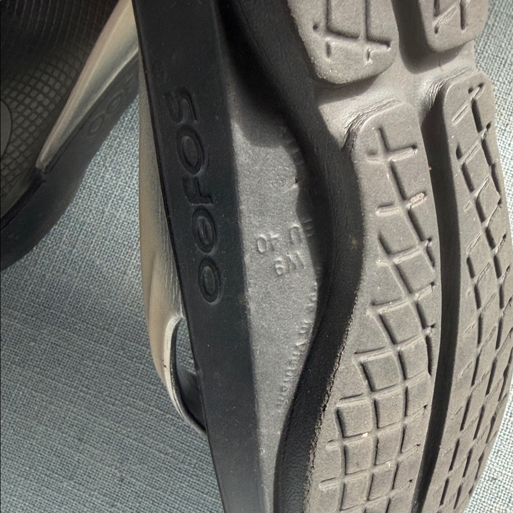 OOFOS Women's Sandals in Black and Tan - Picture 7 of 9